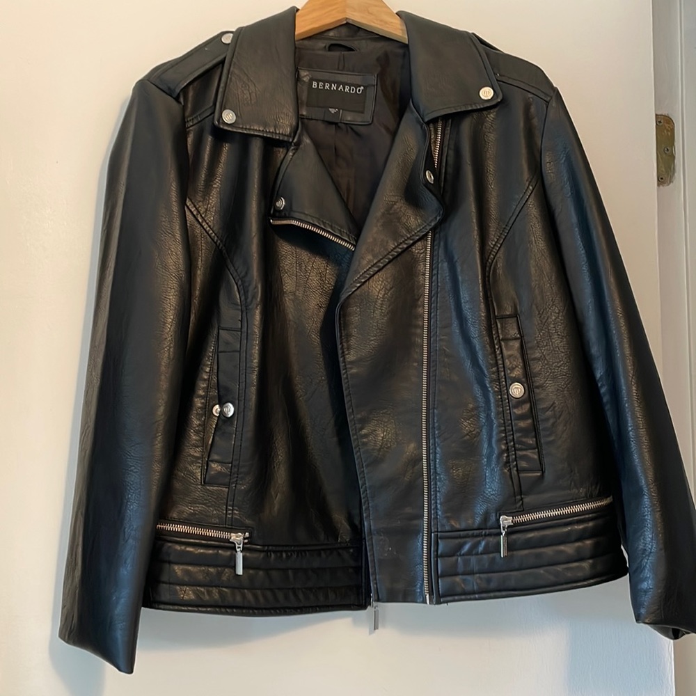 Bernardo black faux leather moto jacket in womens xl.